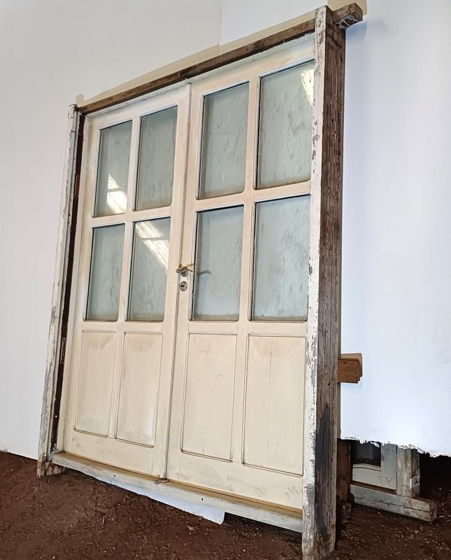 Puerta de dos hojas batientes en cedro con diseño de tablero y vidrio - imagen 3