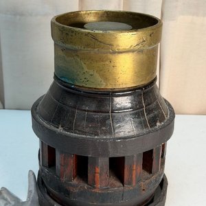Eje de Rueda de Carro Decorativo con Cuello de Bronce y Detalles Metálicos - imagen 2