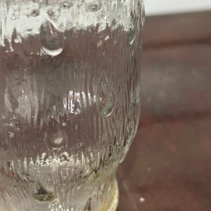 Juego de Vasos y Copas de Vidrio con Diseño Texturizado - imagen 3