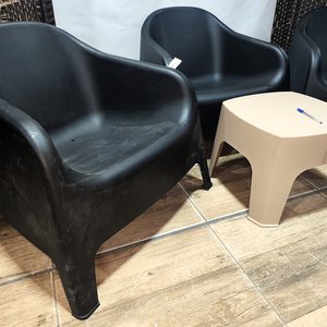 Juego de 3 Sillones Skarpo Negros y Mesa Auxiliar Beige de PVC para Exterior - imagen 5