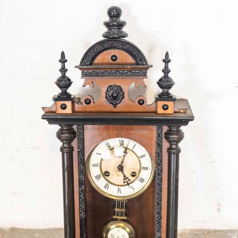 Reloj de pared colonial con caja de madera tallada - imagen 3