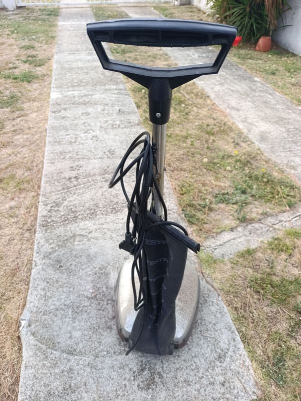 Encendedor de plástico y metal con manija ergonómica - imagen 2