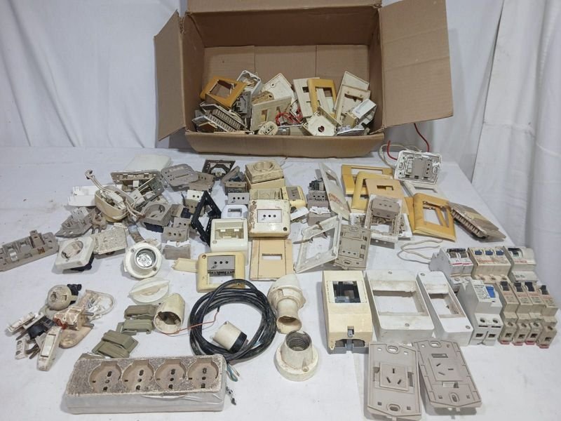 Lote de Material Eléctrico Usado: Llaves, Enchufes y Térmicas