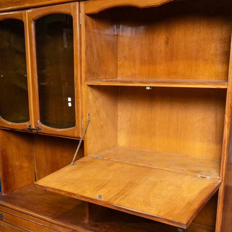 Mueble de madera con puertas de vidrio y estantes - imagen 3