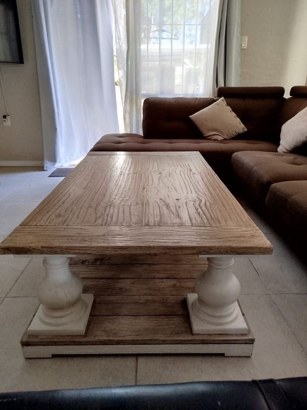 Mesa Ratona de Madera con Sofá y Accesorios - imagen 3