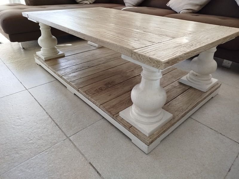 Lote siguiente: Mesa Ratona de Madera con Sofá y Accesorios