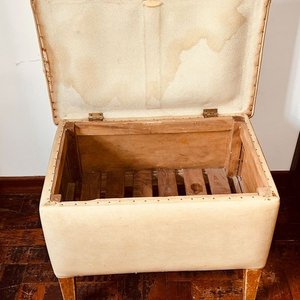 Butaca Baúl de Cuerina Beige con Patas de Madera - imagen 2
