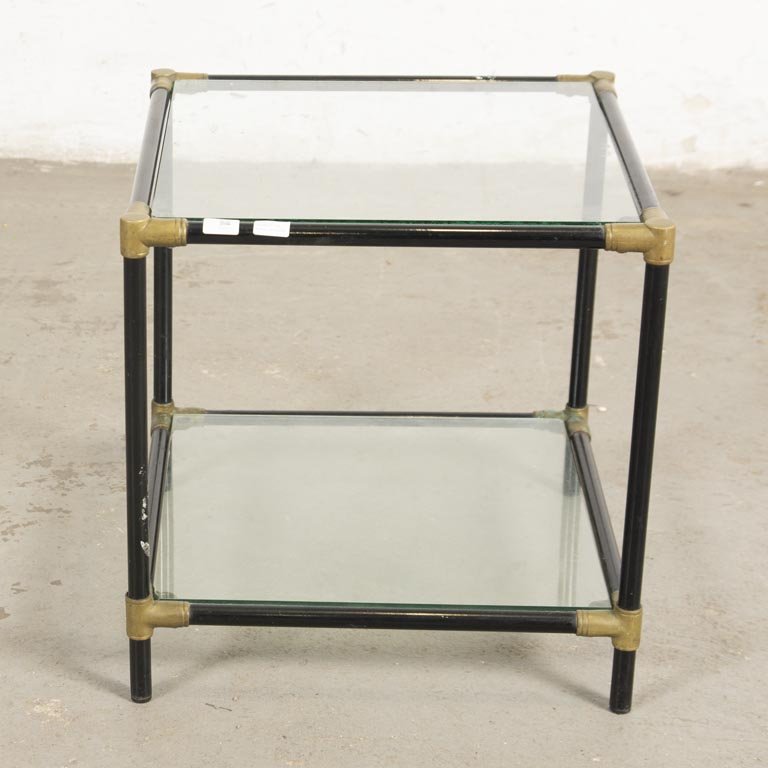 Mesa Auxiliar Moderna con Estructura Metálica y Vidrio