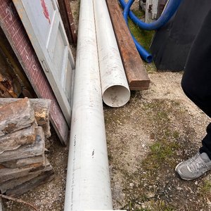 Lote siguiente: Dos caños de PVC blancos de 12 cm de diámetro