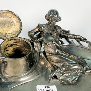 Tintero Art Nouveau de Metal con Figura de Dama Recostada - imagen 2