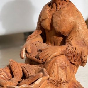 Escultura Artesanal en Terracota: Campesina con Alimentos - imagen 2