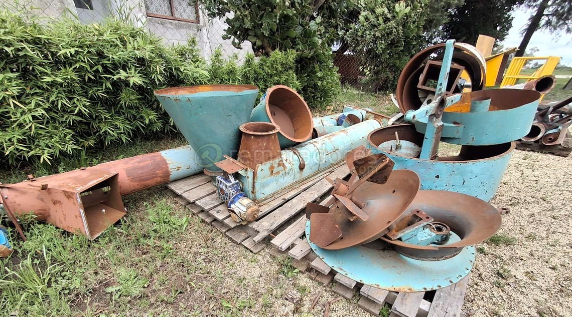 Maquinaria Industrial Antigua: Tolvas y Componentes Metálicos