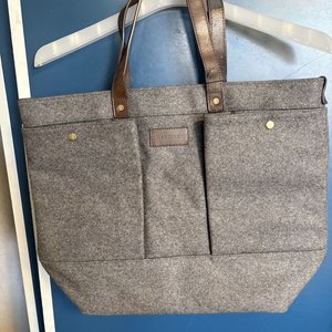 Set de 2 Bolsos de Tela Grises con Detalles en Cuero - imagen 2