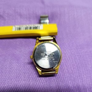 Reloj Casio Japonés para Dama con Correa Metálica - imagen 2