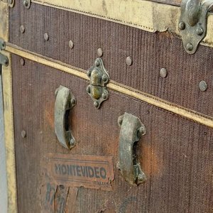 Antiguo Baúl de Viaje con Herrajes Metálicos y Detalles de Época - imagen 3
