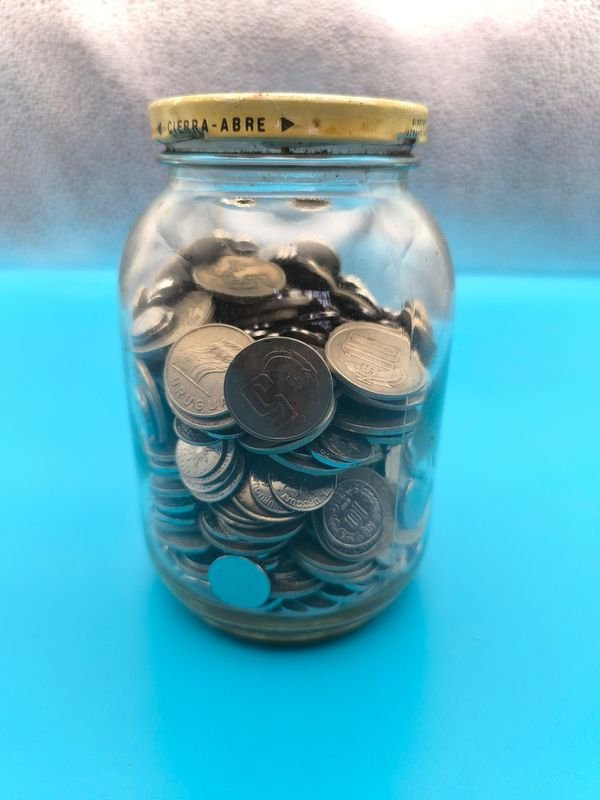 Monedas Uruguayas en un Frasco