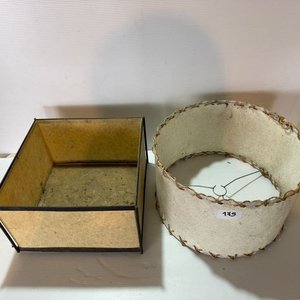 Lote anterior: 3 Pantallas de Lámpara y 1 Artefacto con Estructura de Hierro