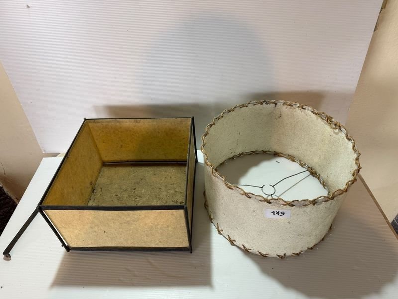 3 Pantallas de Lámpara y 1 Artefacto con Estructura de Hierro