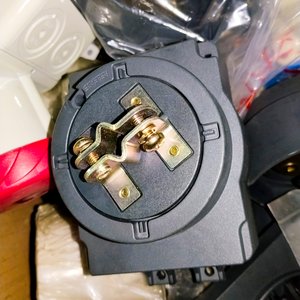 Caja con Tomas y Fichas Industriales Eléctricas - imagen 4