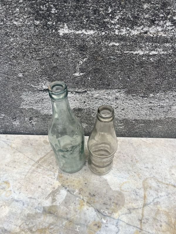 Dos botellas de Salus y Matutina, antigüedades en vidrio - imagen 5