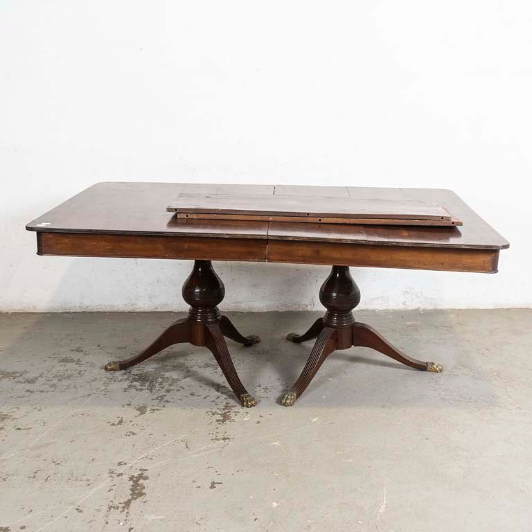 Mesa de Comedor Inglesa de Madera con Patas Trípodes y Regatones de Bronce