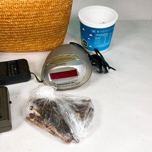 Lote de Radios Portátiles, Despertador Digital y Bolso de Mimbre - imagen 3