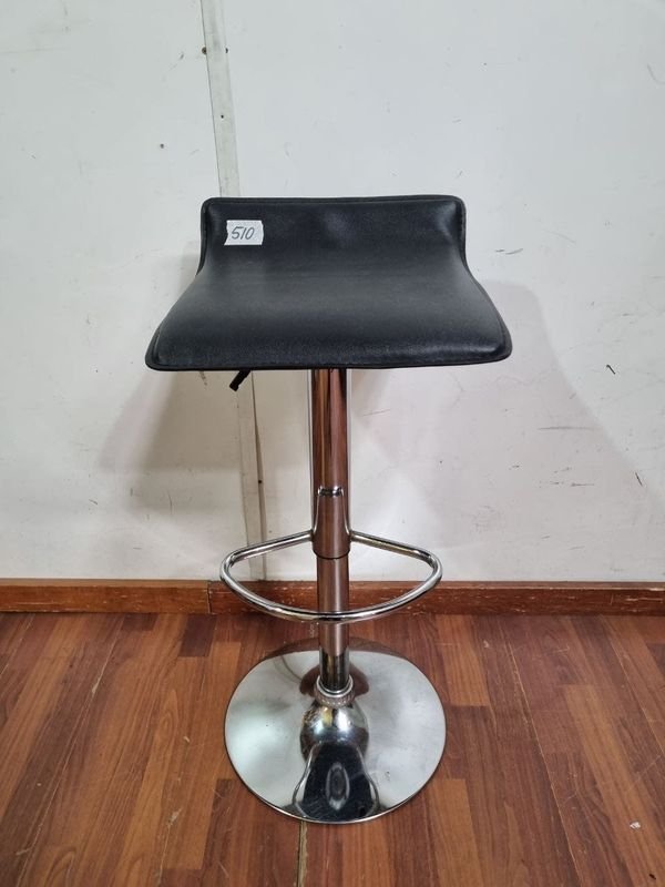 Banqueta de Bar Moderna Negra con Pie Cromado y Regulador de Altura