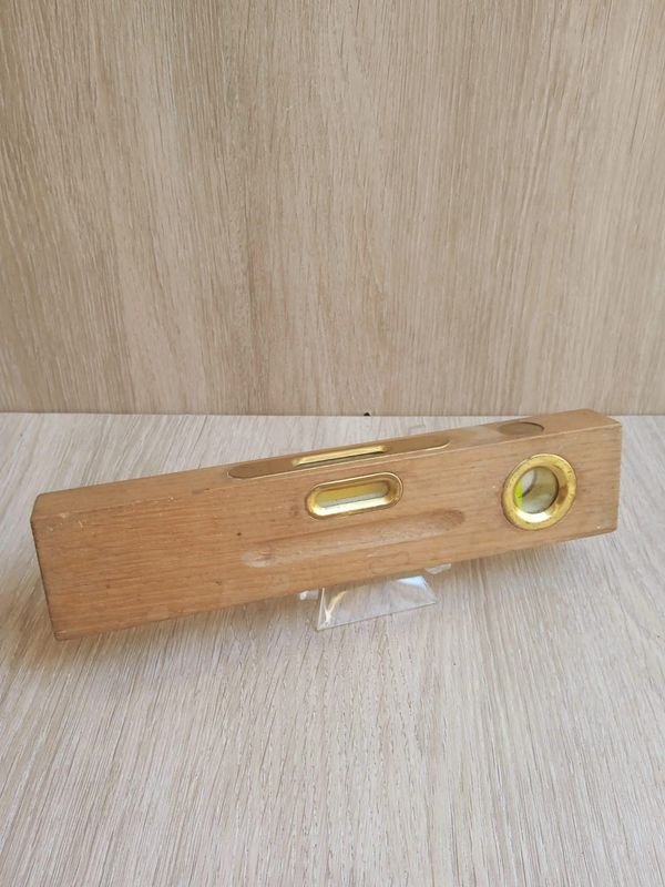 Lote anterior: Mueble de madera con estante y accesorios