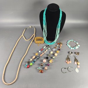 Lote siguiente: Lote de Bijouterie Variada: Collares, Pulseras y Aros