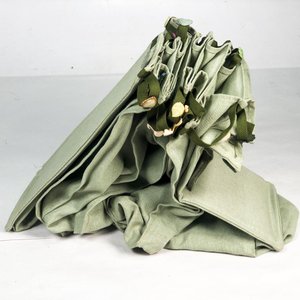 Lote siguiente: Estantería Plegable de Tela Verde 100cm con Adornos