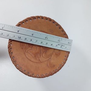 Caja Redonda de Cuero Repujado con Llaves Variadas - imagen 4