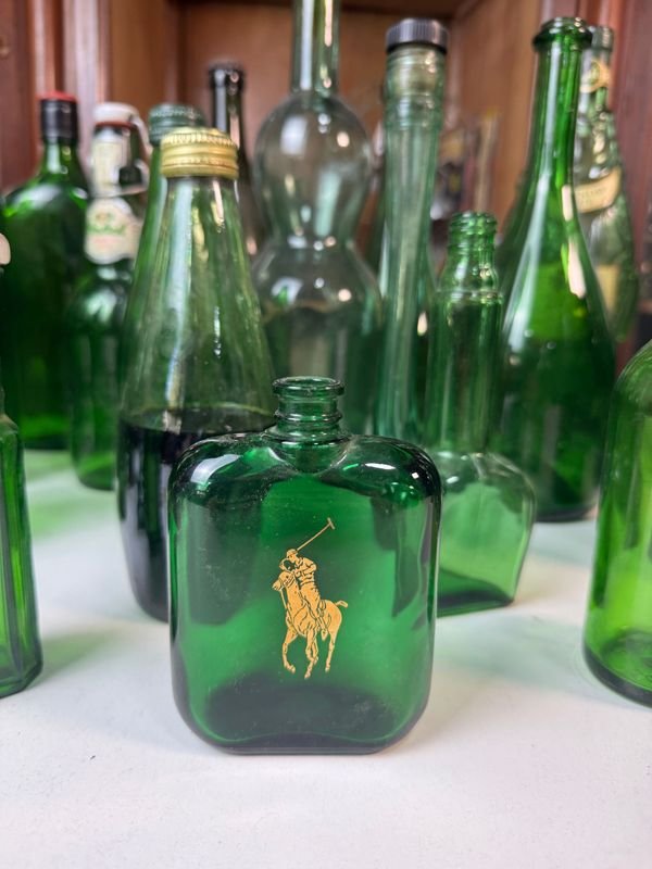 Colección de botellas y vasos de vidrio verde - imagen 4