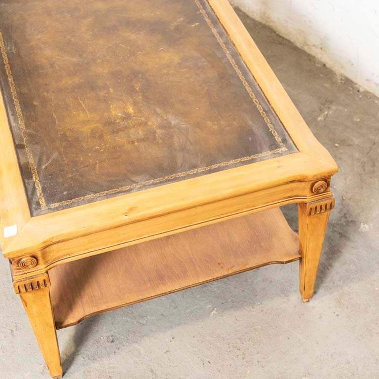 Mesa de living inglesa con tapete de cuero y estante - imagen 2