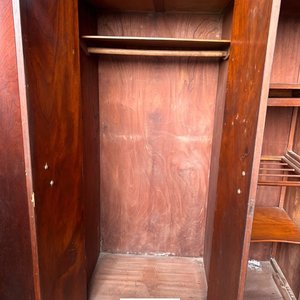 Ropero Antiguo de Madera Oscura con 4 Puertas y Tiradores Dorados - imagen 3