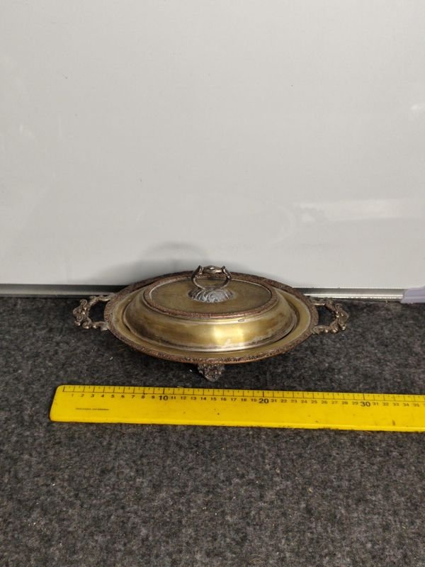 Centro de Mesa Ovalado Italiano en Metal Sellado con Tapa y Asas