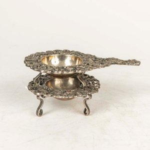 Lote siguiente: Colador de Platina con Diseño Ornamental y Patas