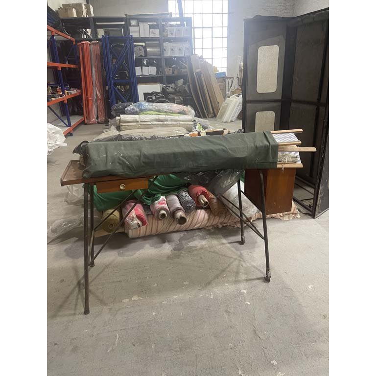 Máquina de Tejer Antigua con Accesorios y Mesa de Trabajo