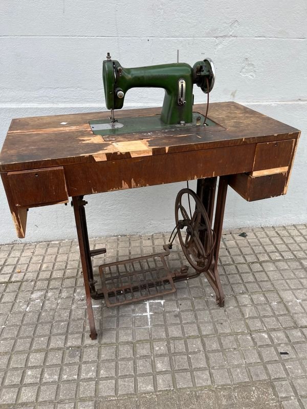 Máquina de Coser Antigua Verde con Base de Hierro y Mesa de Madera