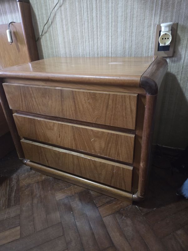 Mesa de luz de madera con tres cajones - imagen 2