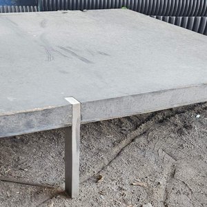 Lote: 2 escritorios y mesa cármica con detalles - imagen 5