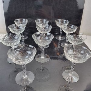 L 274 - 11 Piezas - Set de 11 copas de postre o champagne, diseño vintage con tallado ornamental, ideales para realzar cualquier mesa dulce o brindis especial - imagen 3