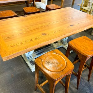 Mesa Alta de Madera con Banquetas Estilo Rústico - imagen 4