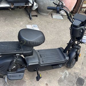 Bicicleta Eléctrica Negra con Canasto Frontal - imagen 2