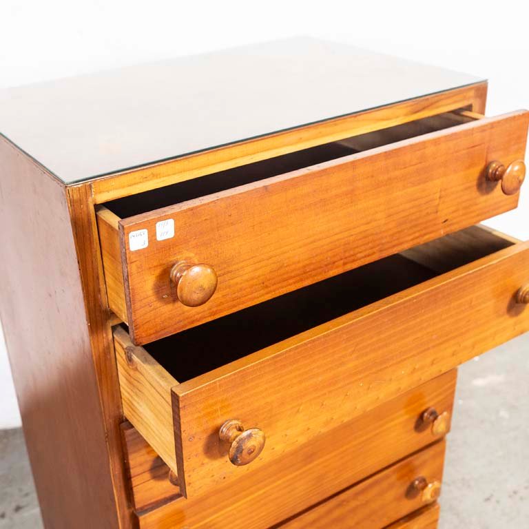Mueble de seis cajones de madera con detalles y averías - imagen 2