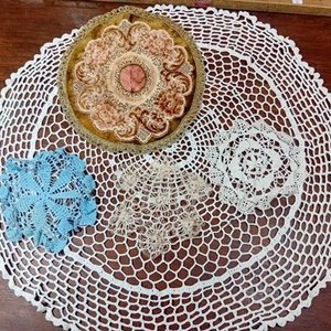 Lote siguiente: Lote Vintage de 5 Carpetas y Tapetes Decorativos Artesanales