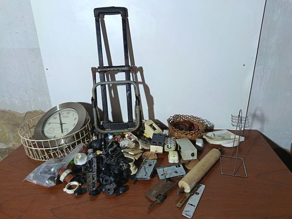 Lote de Varios Artículos: Reloj de Pared, Cerraduras y Componentes Eléctricos