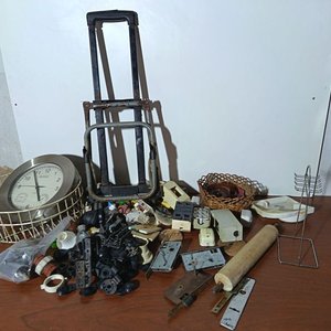Lote de Varios Artículos: Reloj de Pared, Cerraduras y Componentes Eléctricos - imagen 1