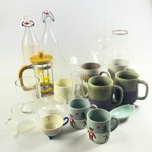 Lote de Tazas, Cafetera, Botellas y Centro de Vidrio - imagen 1