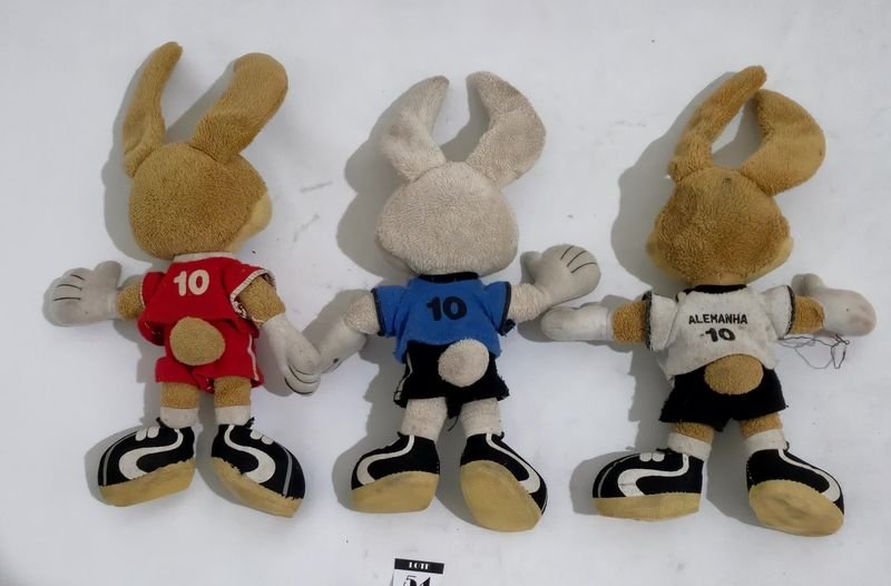 Peluches Coleccionables de Mickey Mouse con Fútbol y Copa del Mundo - imagen 3