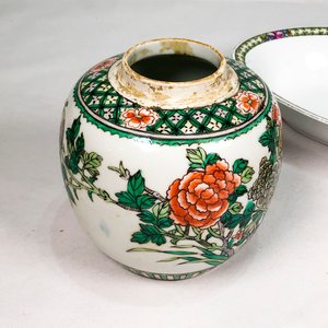 Lote de 3 piezas decorativas: Placa de yeso esmaltado, centro de porcelana y florero floral - imagen 5